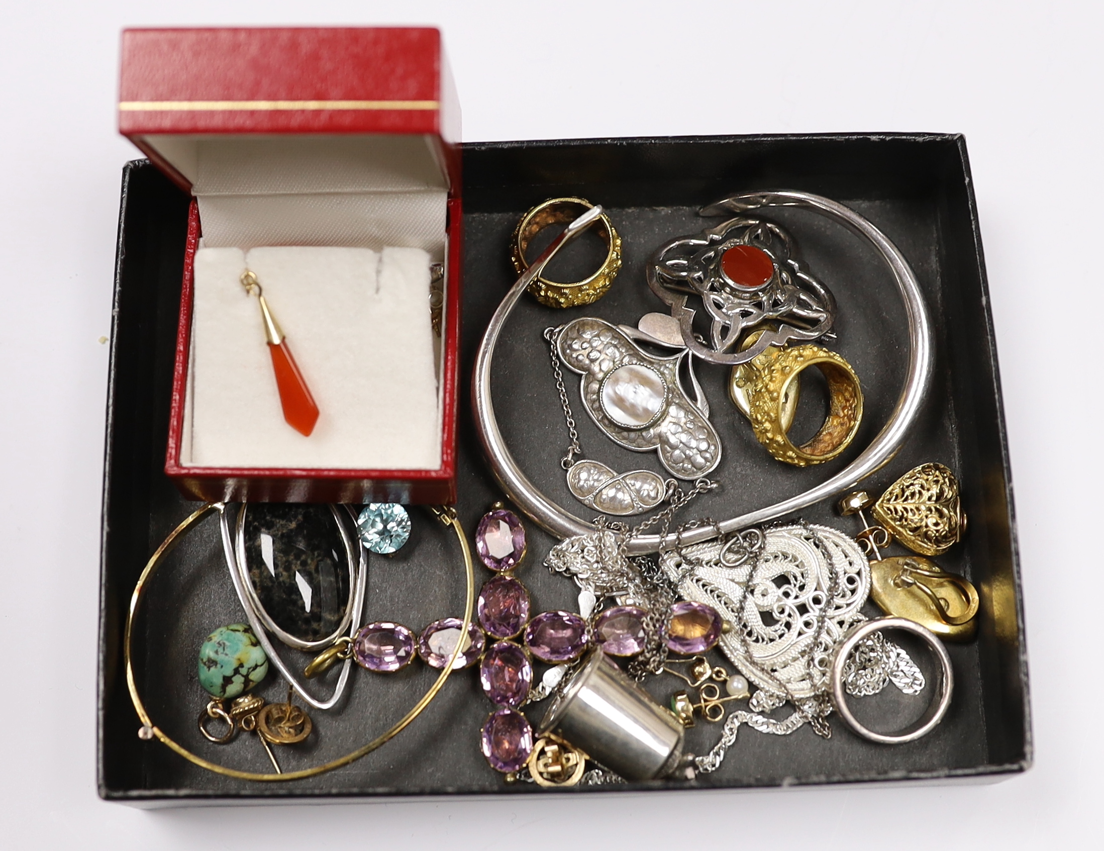 A small quantity of assorted jewellery, including white metal bangle, a silver gilt 'Dearest' bangle, silver thimble with mouse surmount, silver ring, an Art Nouveau style Queensway sterling and mother of pearl set drop